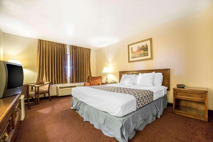 Econo Lodge Inn & Suites