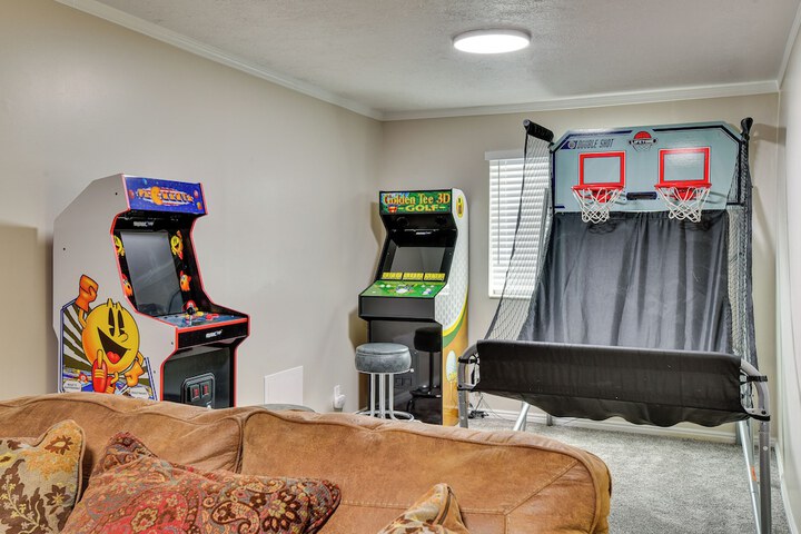 Family-friendly Clearfield Home w / Hot Tub!