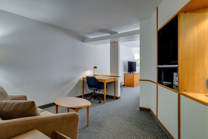 Room 28 of 68