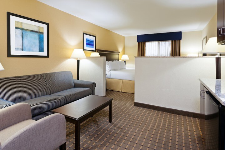 Holiday Inn Express & Suites Allentown West by IHG