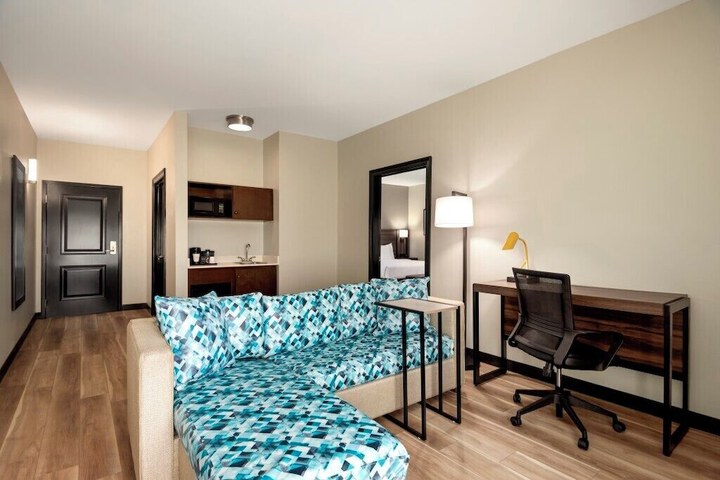 La Quinta Inn & Suites by Wyndham Gonzales LA
