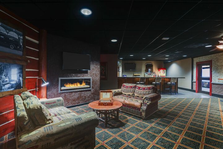 Lounge 51 of 56