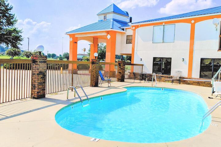 Quality Inn & Suites Decatur - Priceville I-65