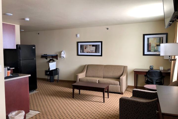 Cobblestone Hotel & Suites – Pulaski / Green Bay