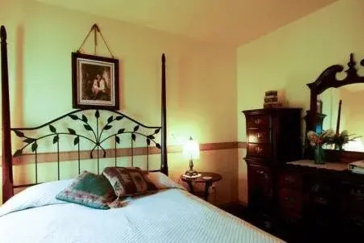 PENNYS PLACE INN PARADISE
