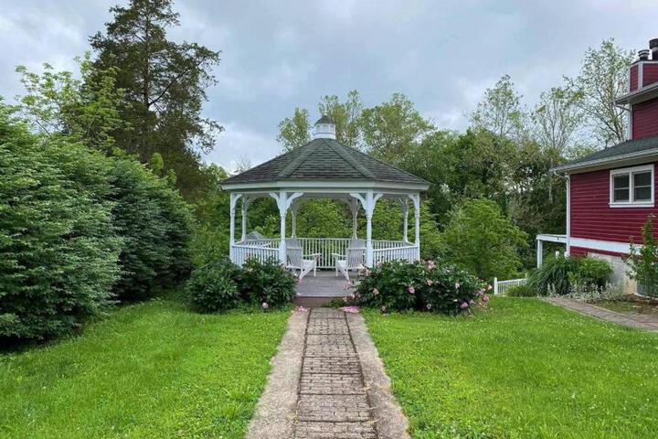Plain & Fancy Bed & Breakfast