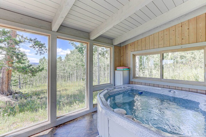 Mountain Views + Hot Tub: Airy Forest Escape!