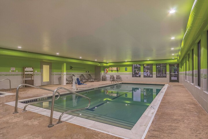 La Quinta Inn & Suites by Wyndham Cleveland Airport West