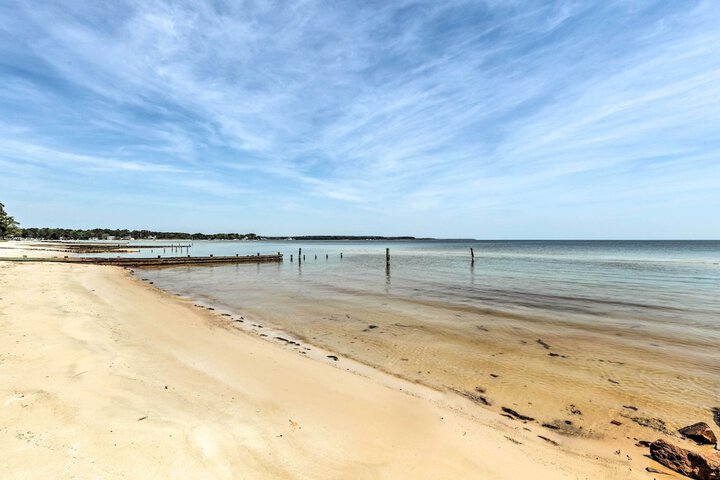 Oceanfront White Stone Cottage w / Private Beach!