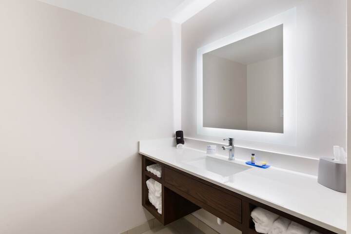 Holiday Inn Express Naperville by IHG