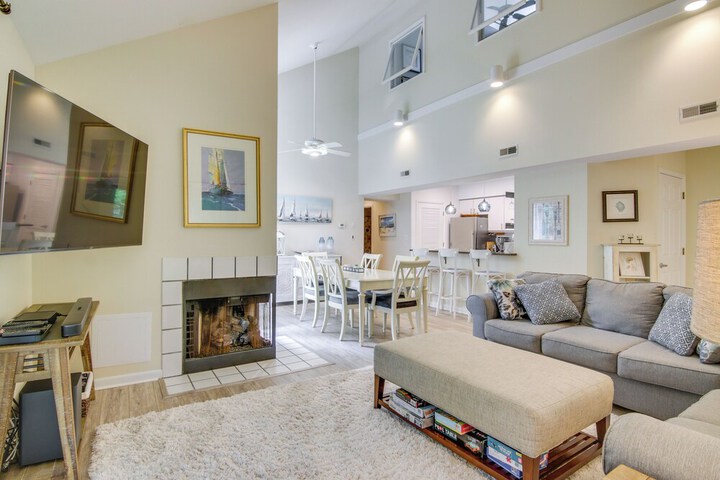 1 Mi to Beach: Sea Colony Condo w / Balcony!