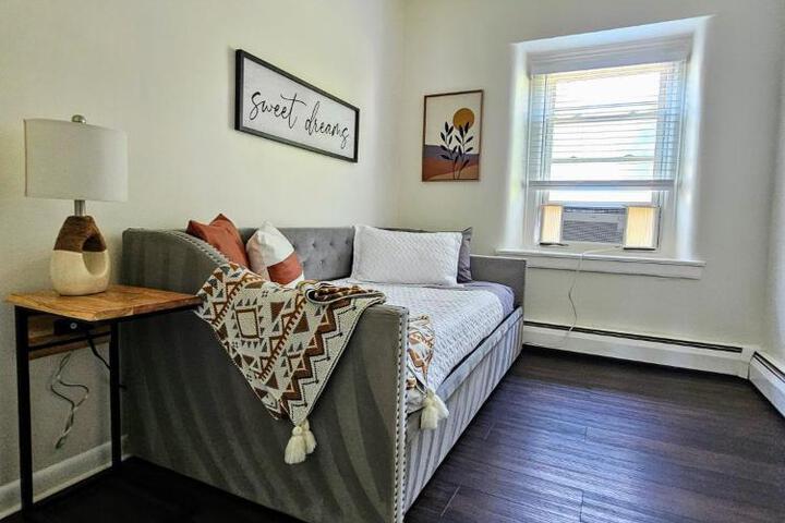 Cozy & Modern 3-Bed Retreat - 8 Mins to Bridge St
