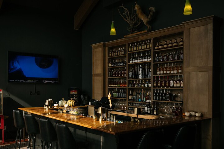 Lounge 31 of 43
