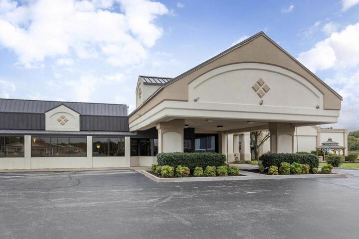 Lamplighter Inn and Suites