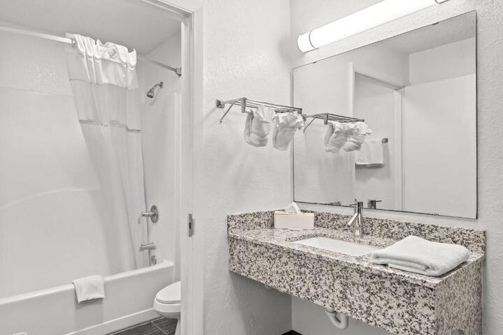 Travelodge Suites by Wyndham MacClenny