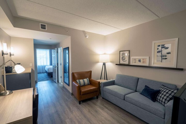 Country Inn & Suites by Radisson State College (Penn State Area), PA