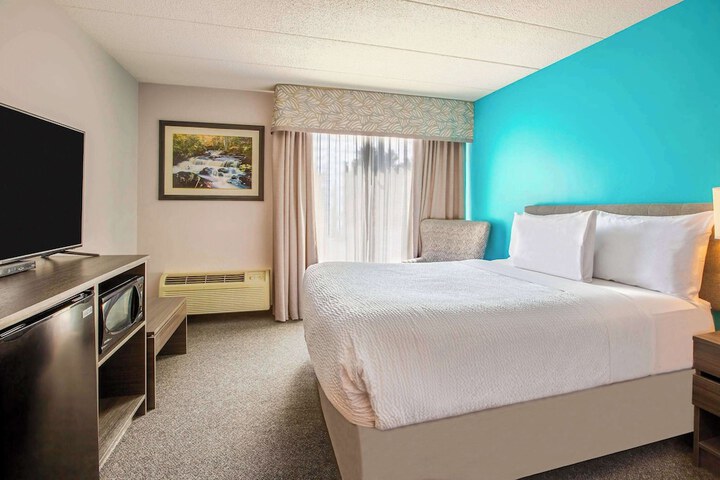 Room 32 of 48
