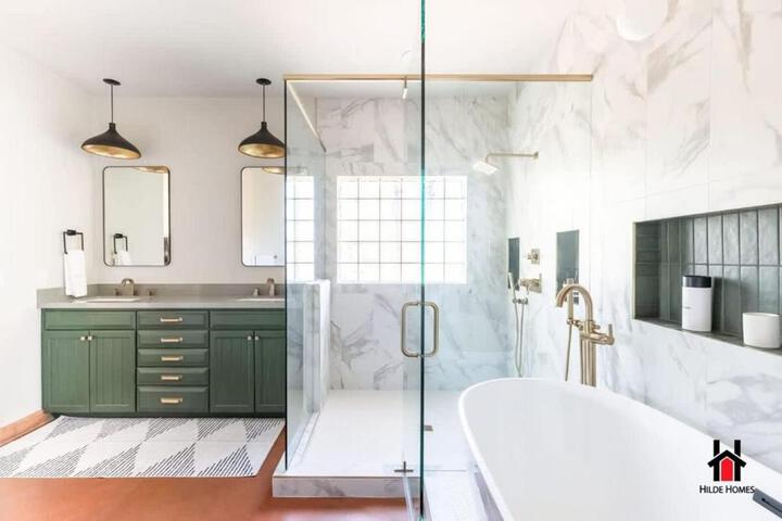 Grand Desert Getaway with Pool and Peloton with Sonos and Office