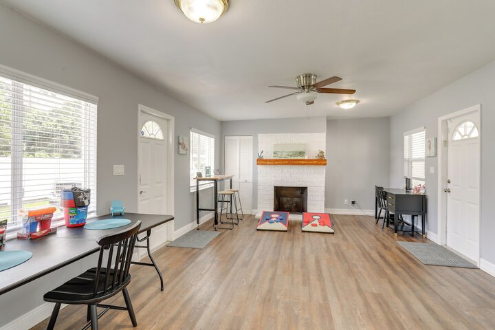 Bright Pinellas Park Getaway w / Private Pool!