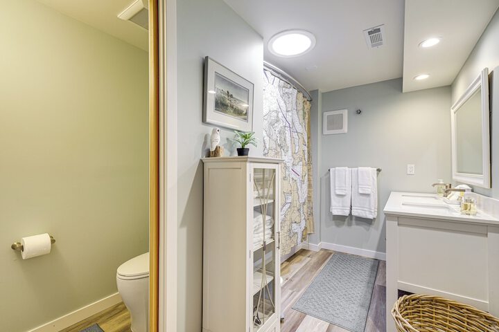 Bayfront Home w / Private Beach in Poulsbo!