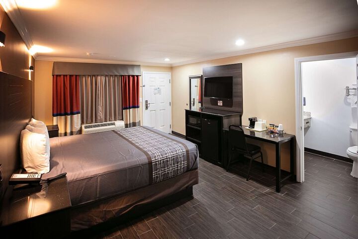 Rodeway Inn & Suites Bellflower