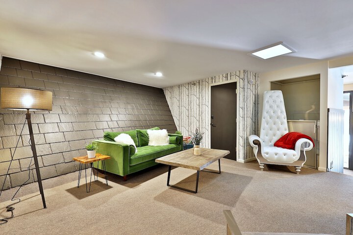 The Birch Ridge: Owners Suite #5 - Queen / sofa Bed Suite in Killington. Hot Tub. Renovated. 1 Bedroom Home