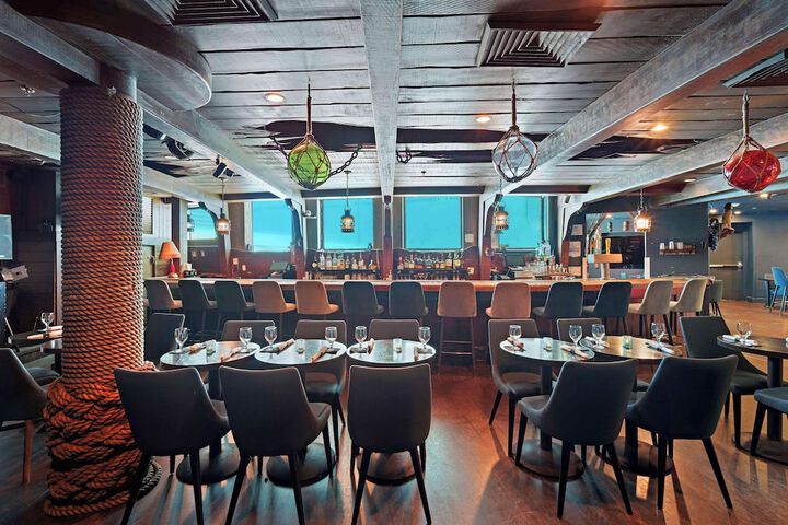 Lounge 157 of 215