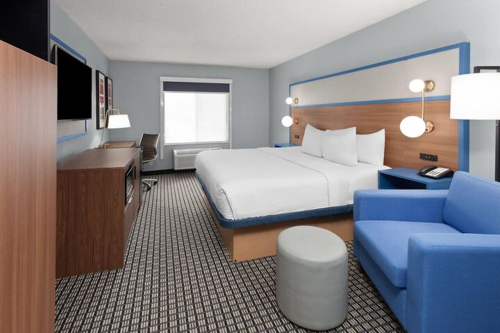 AmericInn by Wyndham Reedsburg