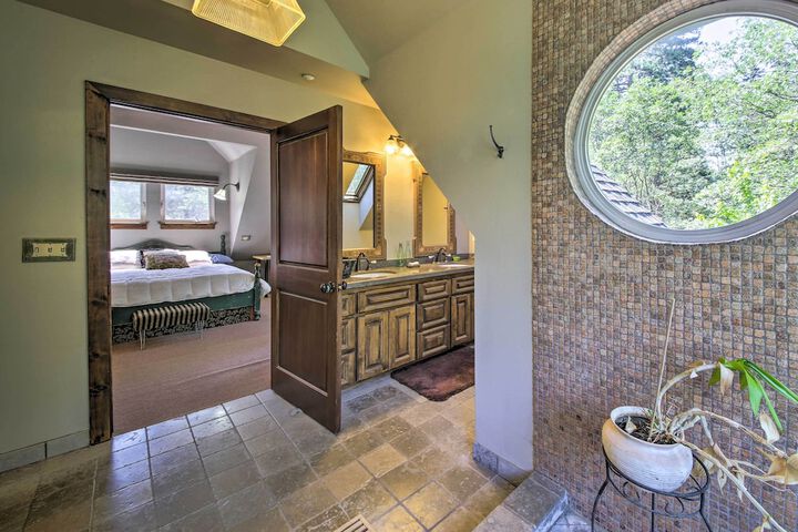 Incredible Lake Arrowhead Home w / Views & Decks!