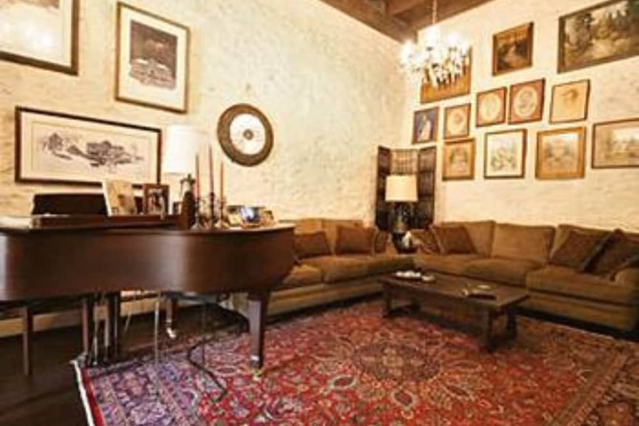 Lounge 34 of 40