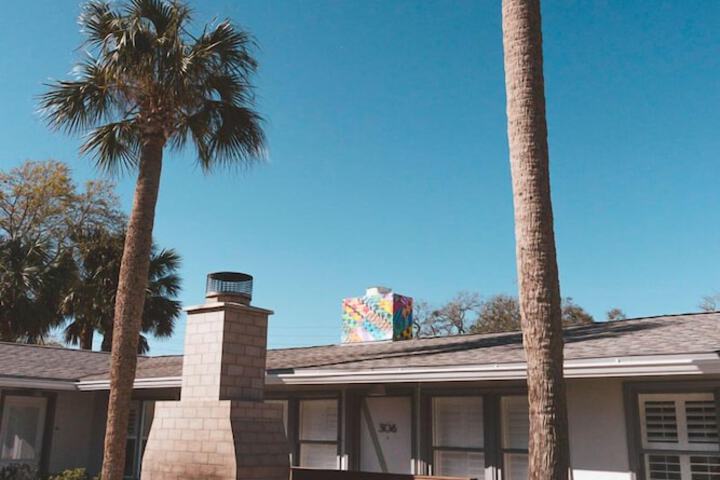 The Hotel Palms Courtyard