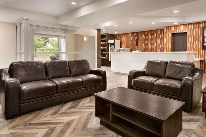 Super 8 by Wyndham Ajax / Toronto On
