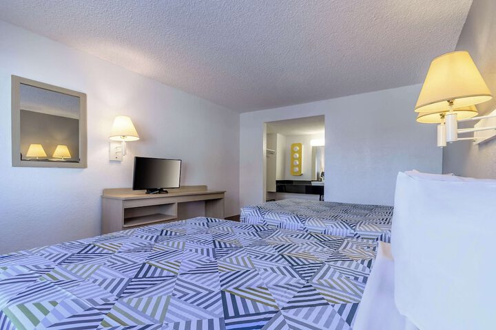 Room 17 of 28