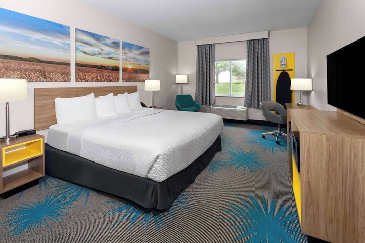 Days Inn & Suites by Wyndham Morris / I-80