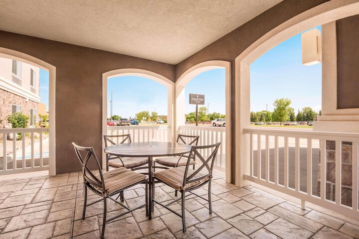 Country Inn & Suites by Radisson Minot, ND