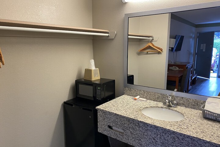 Room 7 of 10