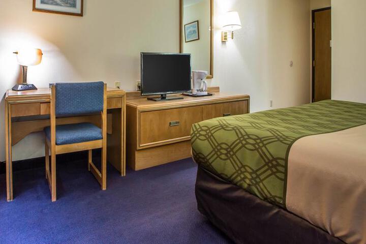 Econo Lodge Inn & Suites