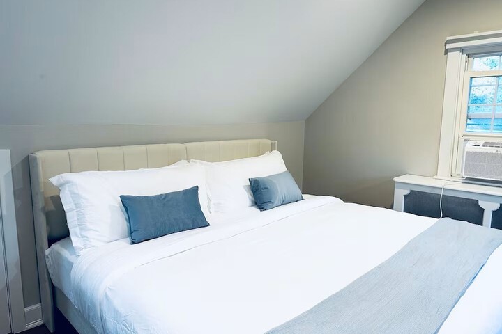 Family Cottage with 4 King Beds