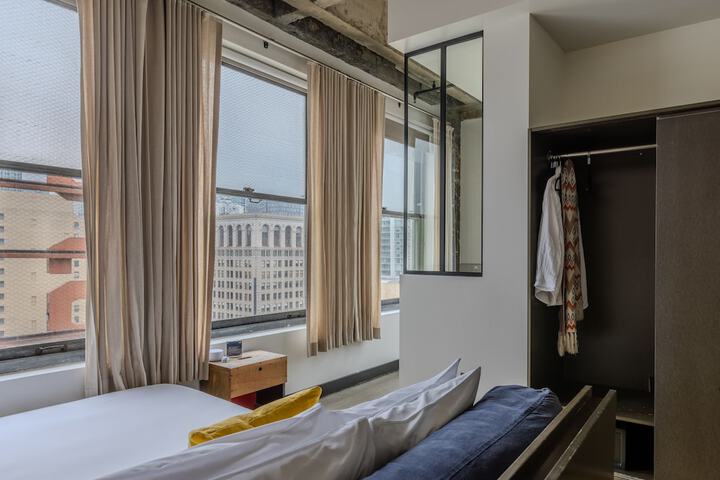 Room 34 of 102