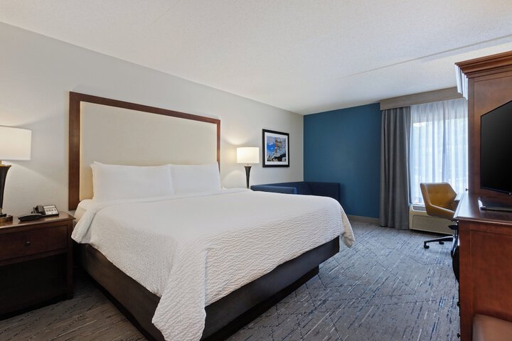 Holiday Inn Express & Suites Cincinnati Riverfront by IHG