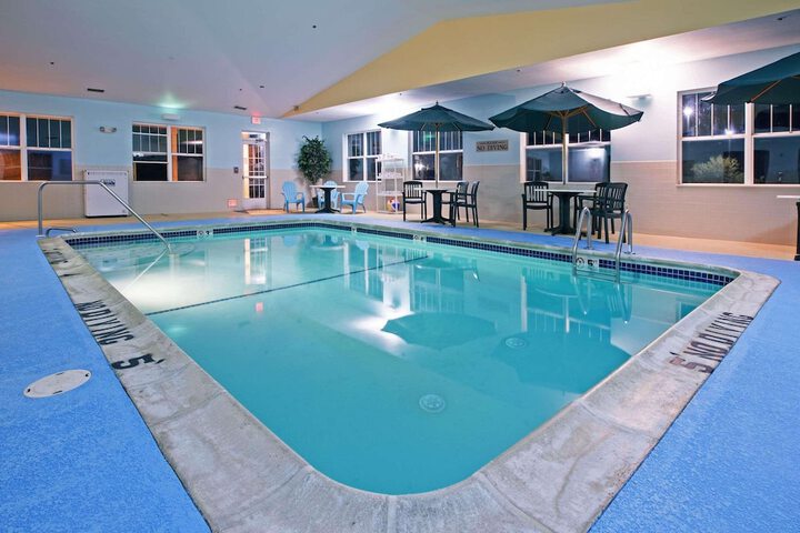 Country Inn & Suites by Radisson Lansing, MI