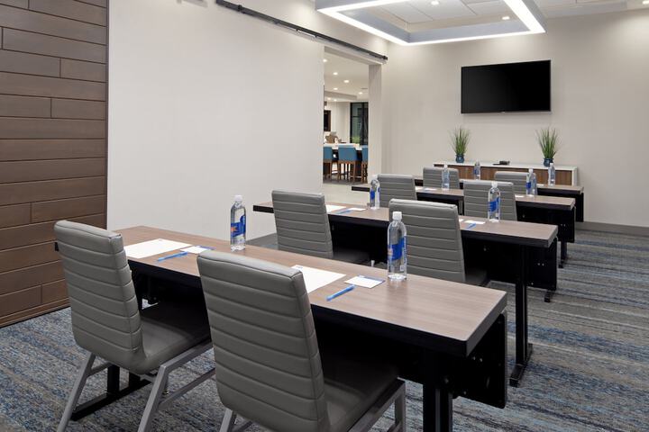 Holiday Inn Express & Suites Valencia - Santa Clarita by IHG
