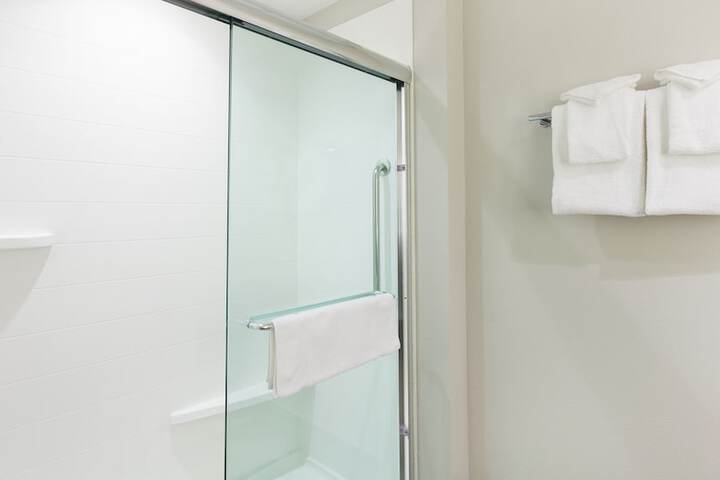 Holiday Inn Express & Suites Panama City Beach - Beachfront by IHG