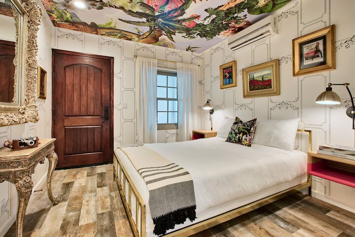 Room 27 of 62