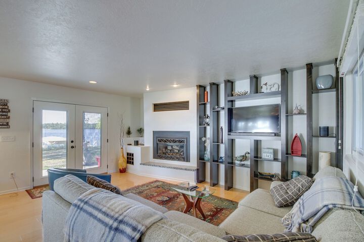 Lakefront Walker Home w / Boat Dock & Lift!