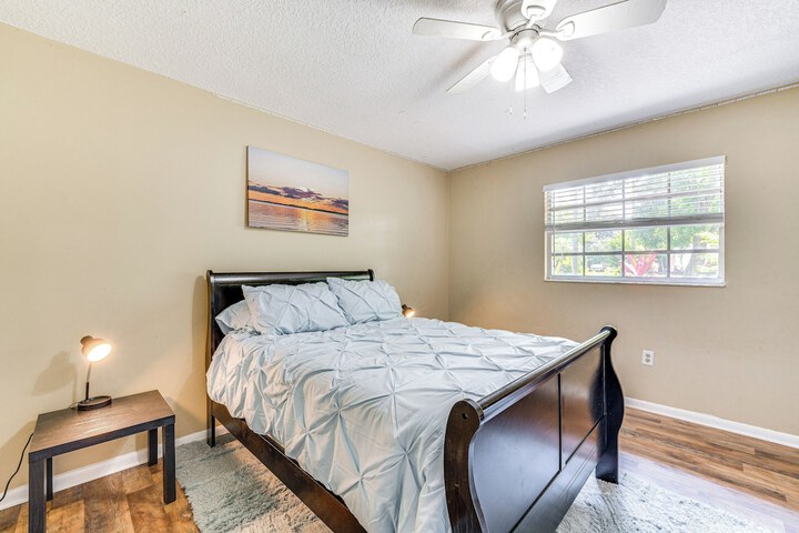 Spacious Tavares Home w / Private Outdoor Oasis!