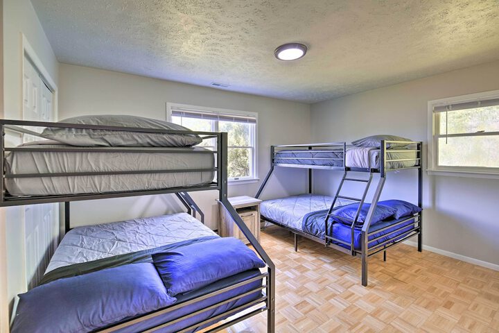Bluefield Retreat w / Pool Table: Near Parks!
