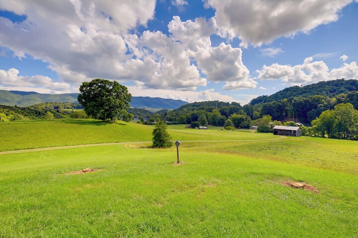 Secluded Mountain City Home w / Deck & Views!