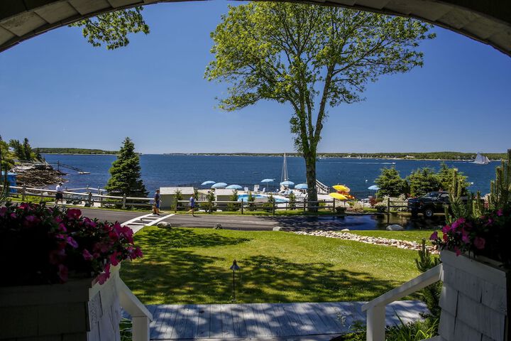 Spruce Point Inn