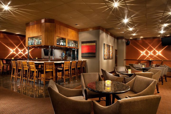 Lounge 28 of 37